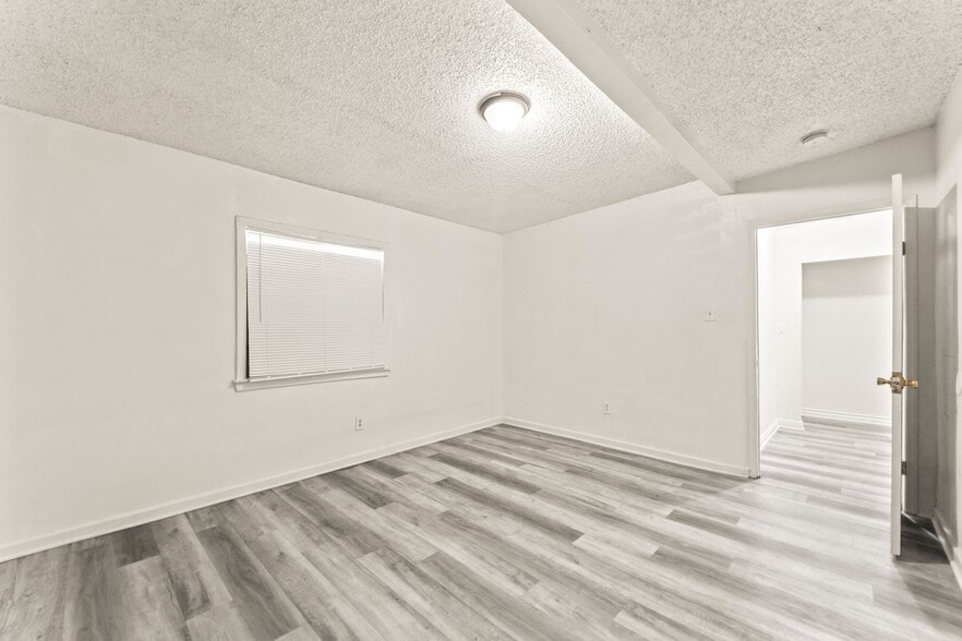 Building Photo - 709 E 108th St