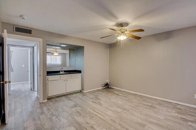 Building Photo - 6 Bedroom ASU house with pool and large yard