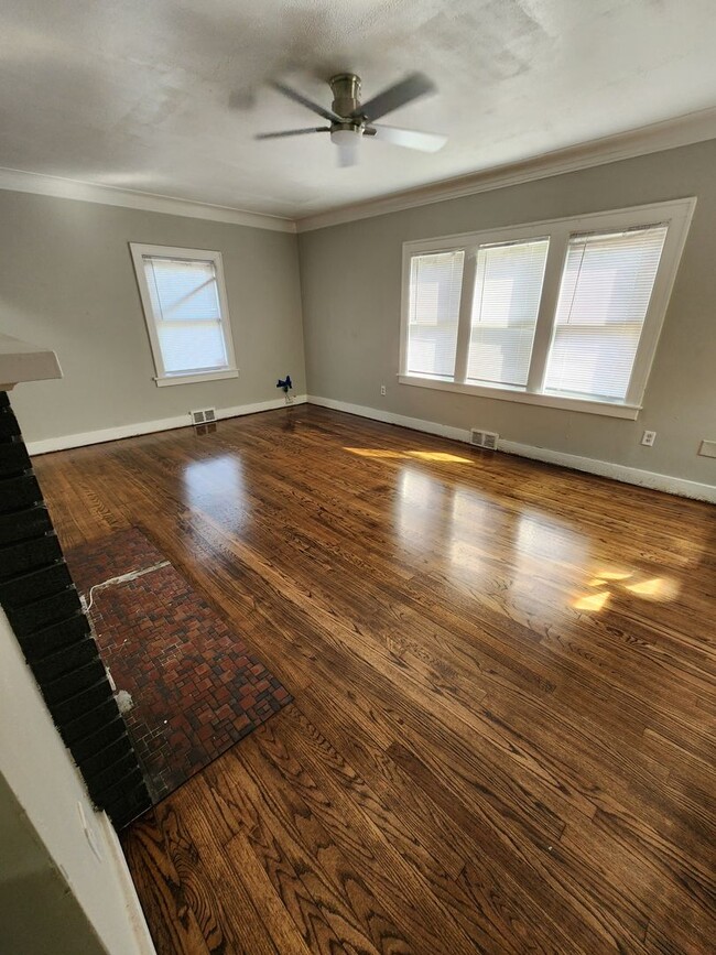 Building Photo - Large Glen Park Home