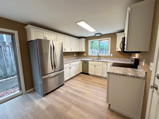 Building Photo - Remodeled 3 Bedroom SW Portland Home!