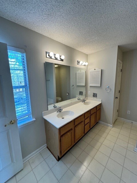 Building Photo - Charming 4-Bedroom Home