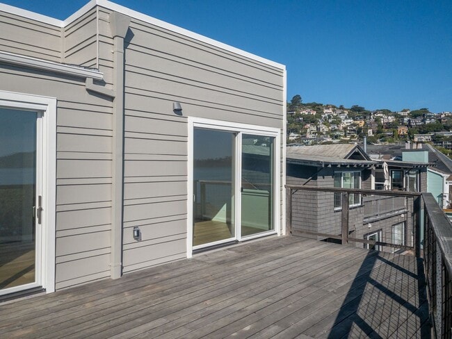 Building Photo - Stunning, Newly Remodeled, Top Floor Flat, Huge Private Deck,  Bay Views, Laundry! Parking! PROGR...