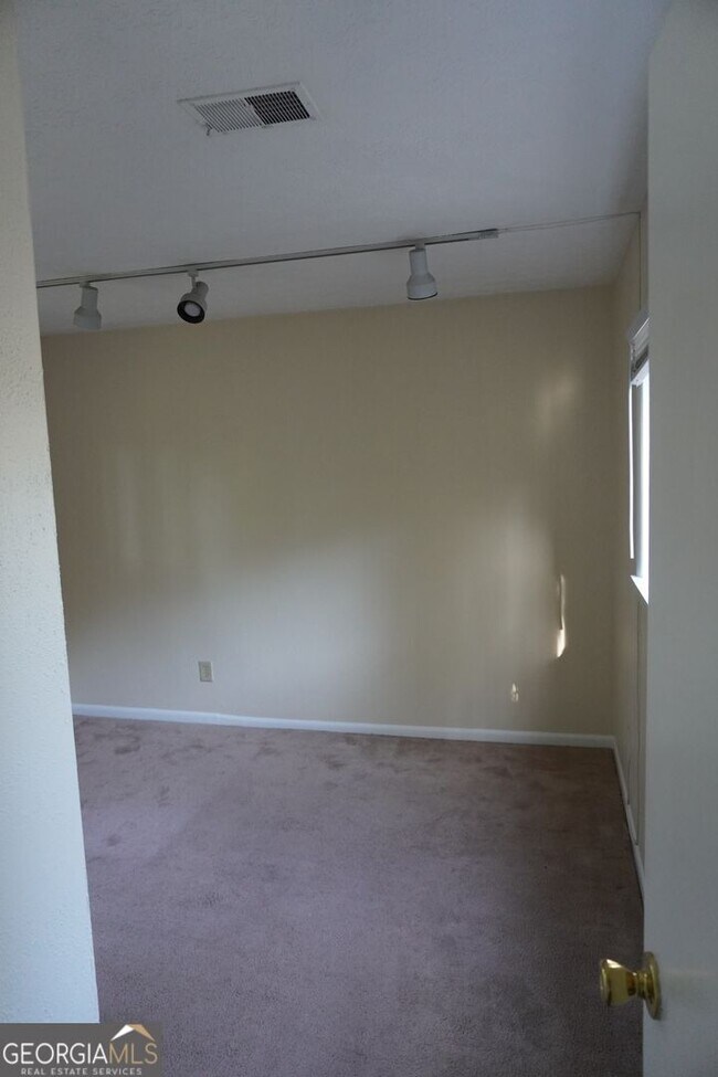 Building Photo - 195 Woodstone Dr