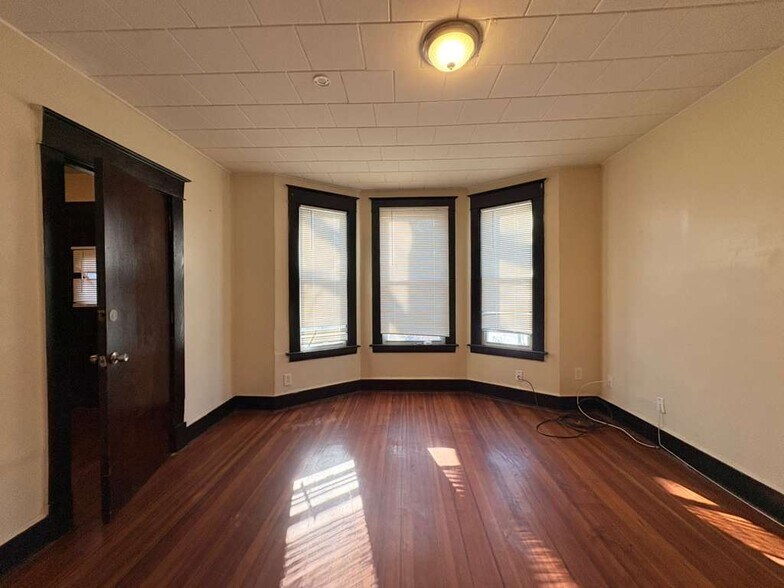 Building Photo - 327 Bassett St