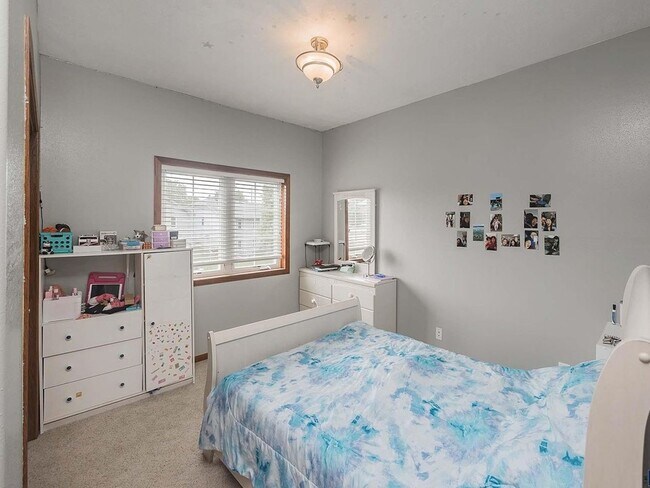 Building Photo - 809 S Outlook Dr