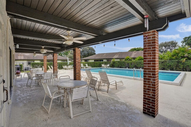 Building Photo - 4840 Greentree Ln