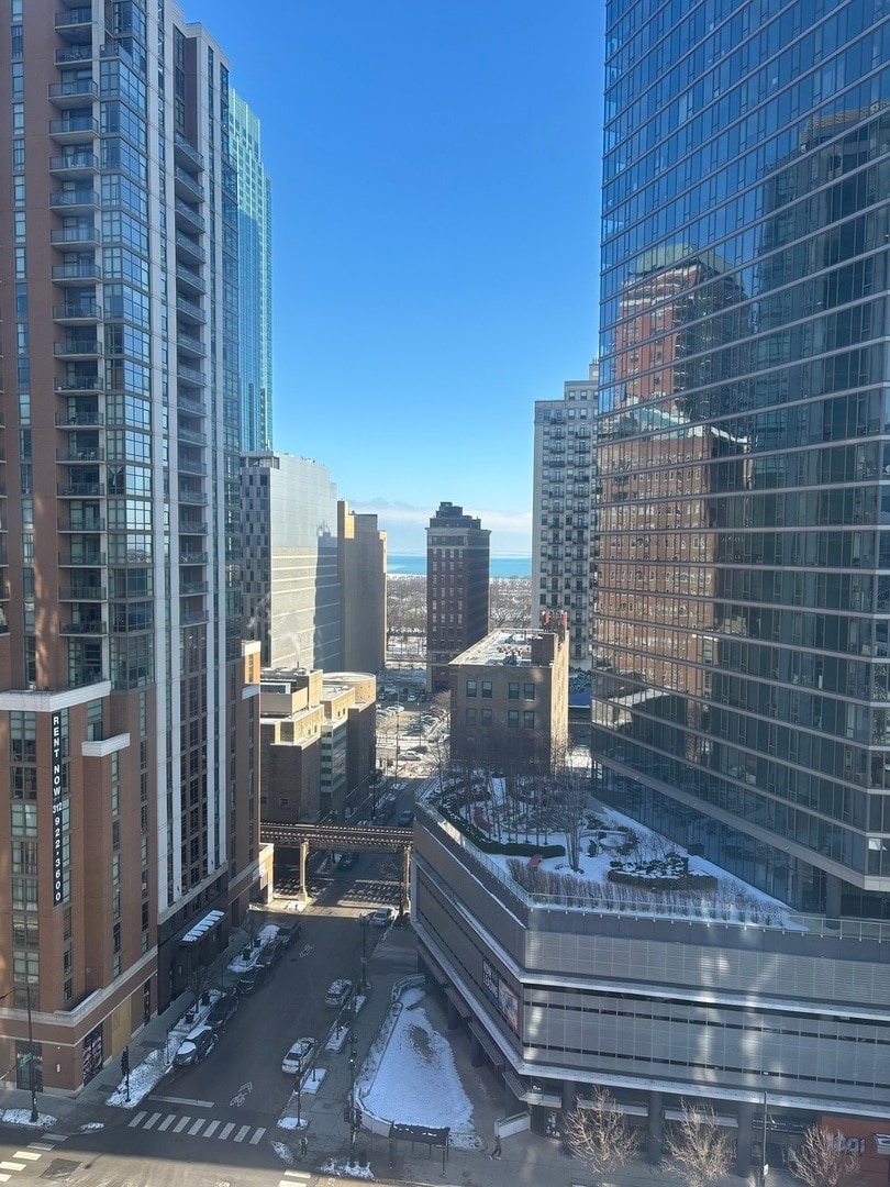 Building Photo - 901 S Plymouth Ct