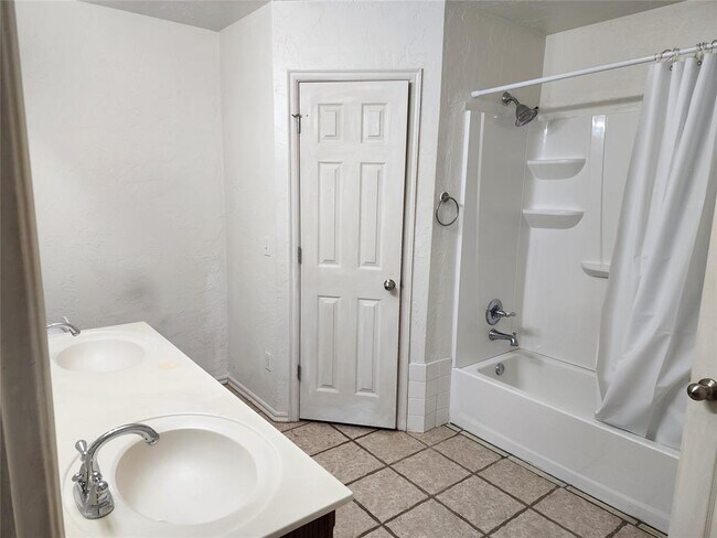 Building Photo - 212 Cambridge Dr