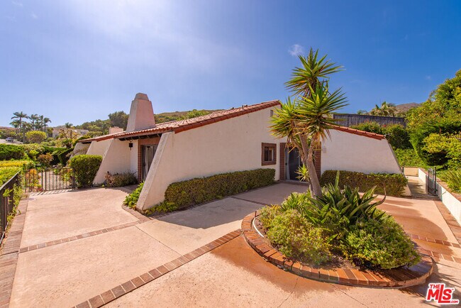 Building Photo - 3636 Malibu Country Dr