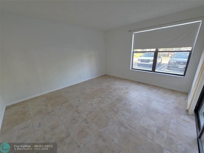 Building Photo - 2320 S Cypress Bend Dr