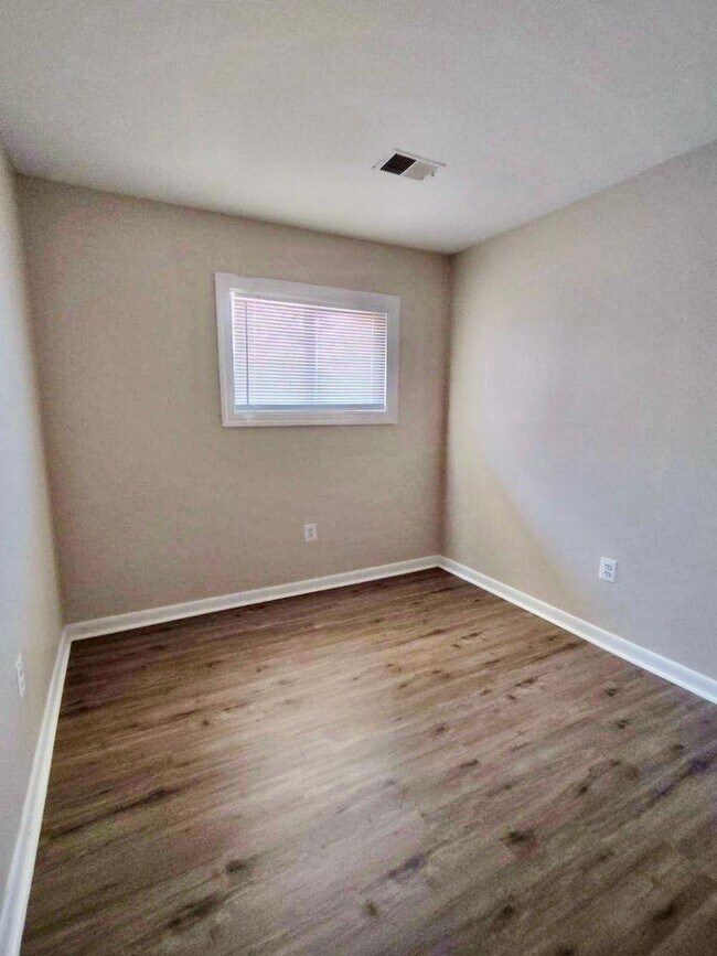 Building Photo - Spacious 3 Level Stafford Townhouse