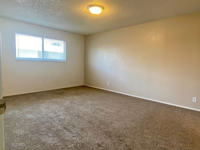 Building Photo - AVAILABLE NOW!!