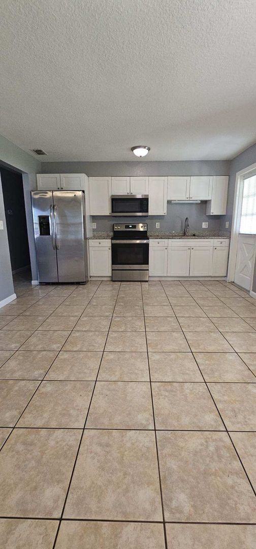 Building Photo - South Lakeland Rental!!