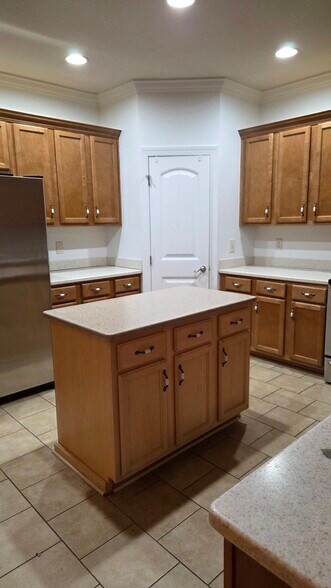 Building Photo - 324 Avenue of the Oaks