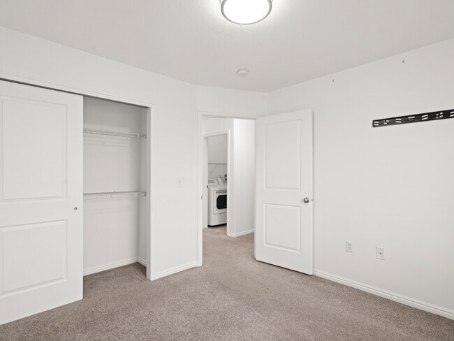 Building Photo - 5047 W Rock Butte Rd