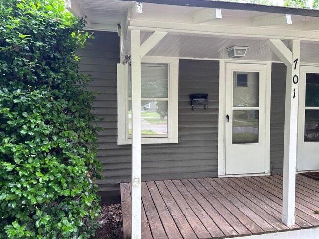 Building Photo - Remodeled 1 bedroom 1 bathroom duplex hous...