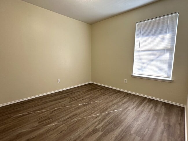 Building Photo - Beautiful 3 Bedroom 2 Bath Home