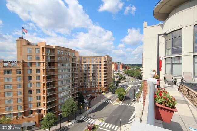 Building Photo - 1021 N Garfield St