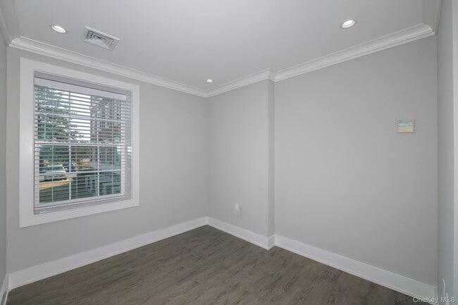 Building Photo - 75 Circle Dr