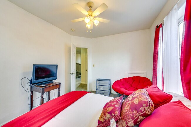 Building Photo - 504 Center St