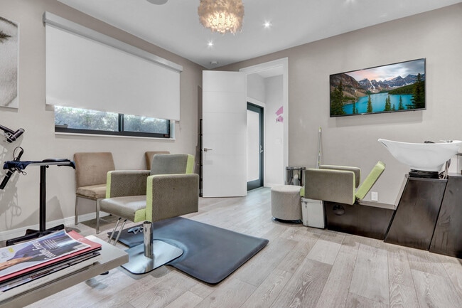 Building Photo - 5789 Hamilton Way