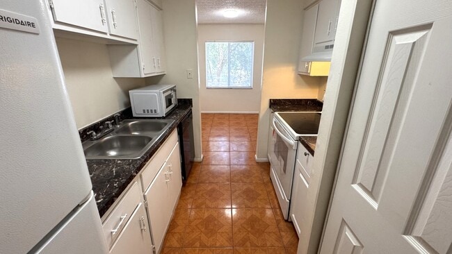Building Photo - 5504 Pokeweed Ct