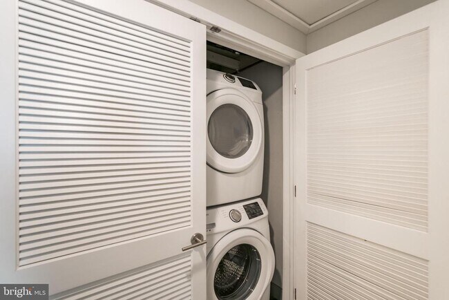 Building Photo - 1607 Catharine St