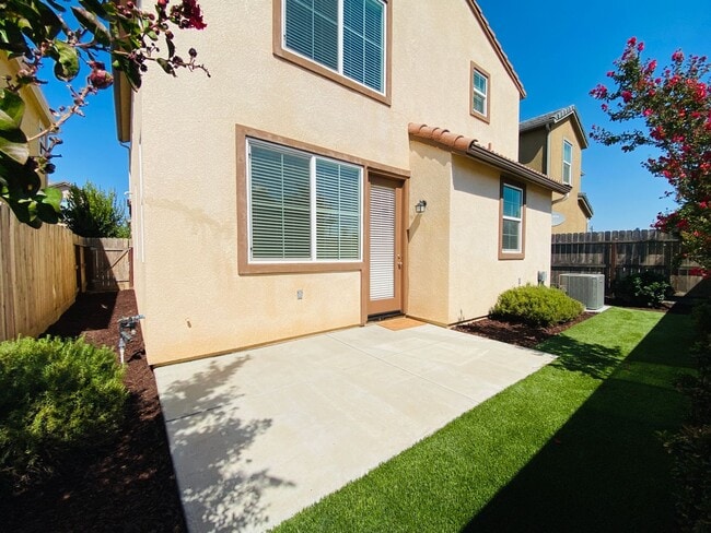 Building Photo - $2,195 DeWolf & Barstow, 3 Bedroom - Joy Dr, Clovis / Community Pool