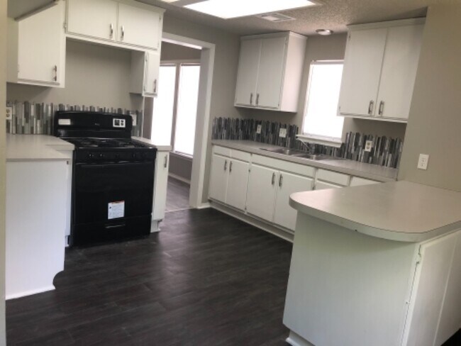 Building Photo - 1116 E Broadway St