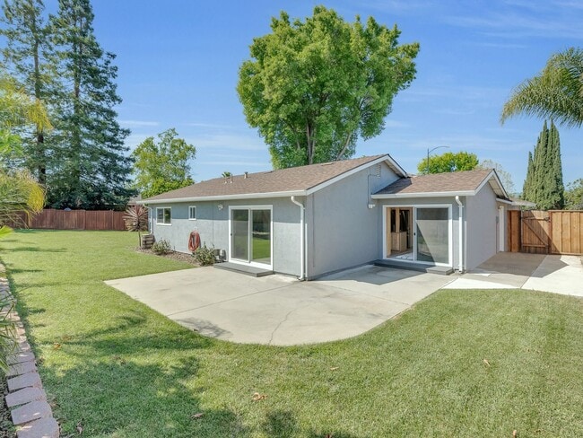 Building Photo - 4 Bed 2 Bath with Beautiful Large Yard!!