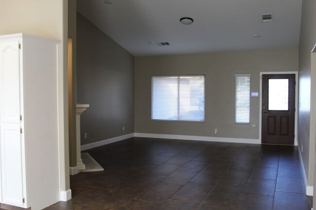 Building Photo - Large Home for Rent Bakersfield, CA