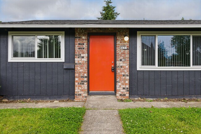 Building Photo - Comfort & Convenience in the Heart of Lents!