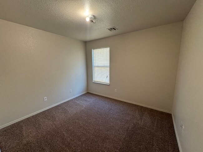 Building Photo - True 4 bed in Edmond, new carpet and paint!