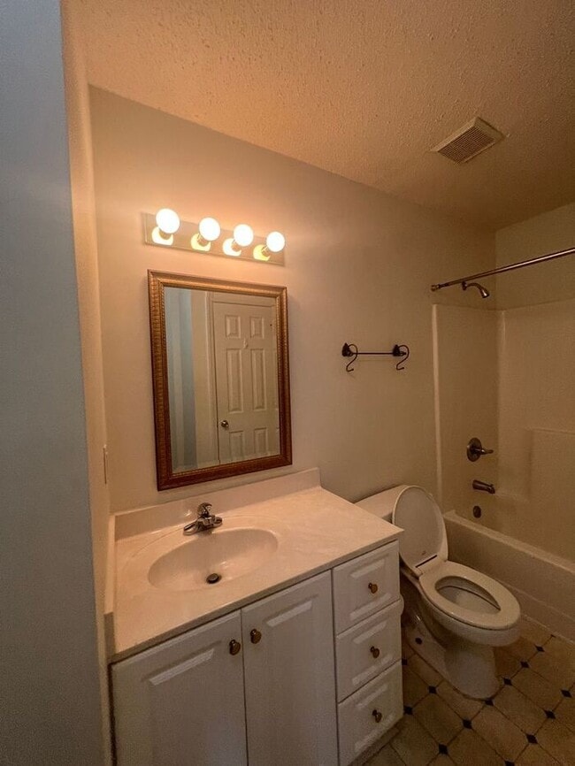 Building Photo - Breezewood Condo, 2 Brd/2bath, center of W...