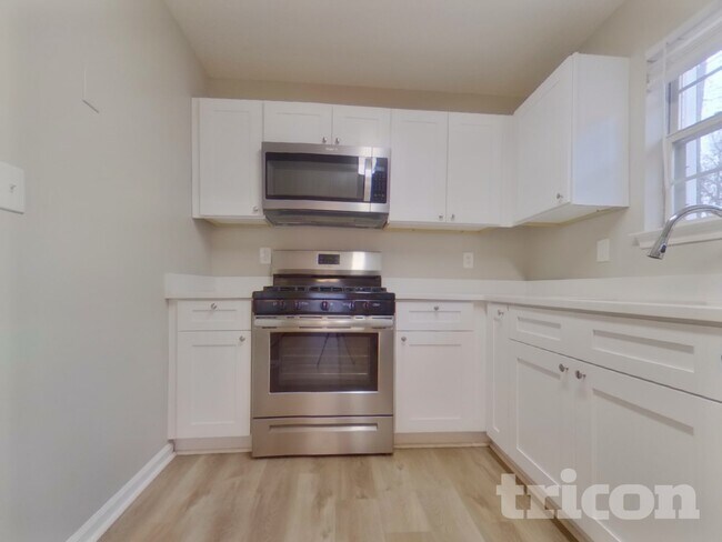 Building Photo - 210 Legend Dr