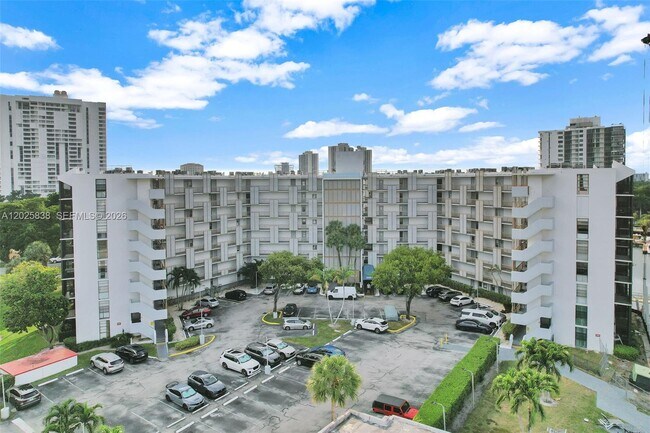 Building Photo - 3401 N Country Club Dr