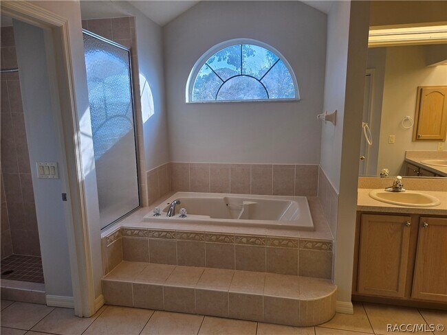 Building Photo - 14 Hollyhock Ct