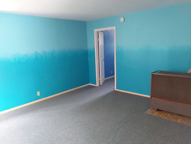 Building Photo - Cozy 1 Bed, 1 Bath House with Big Backyard and Outdoor Deck!