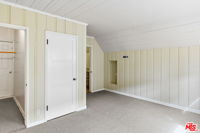 Building Photo - 650 S Gretna Green Way