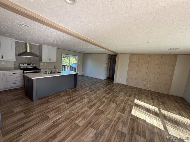 Building Photo - 5469 W Grovepark Rd