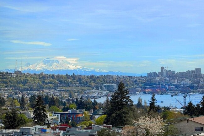 Building Photo - 3Bd/1.5Ba Seattle Townhouse