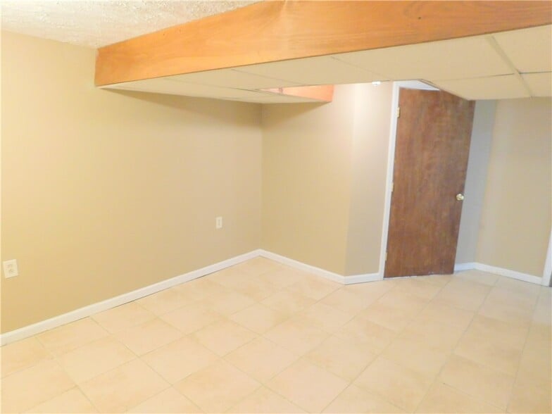Building Photo - 671 Shady Dr E