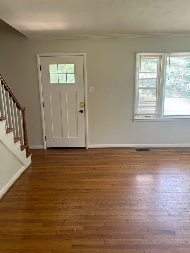 Building Photo - AVAILABLE MID-JUNE!