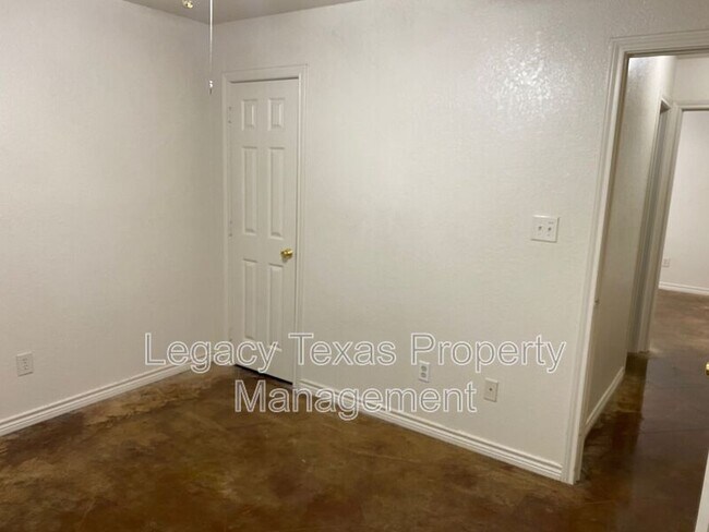 Building Photo - 1322 Country Club Rd