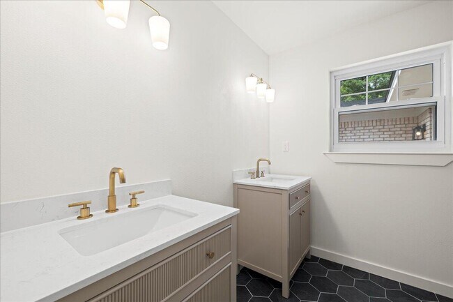 Building Photo - 403 Cheyenne Cir