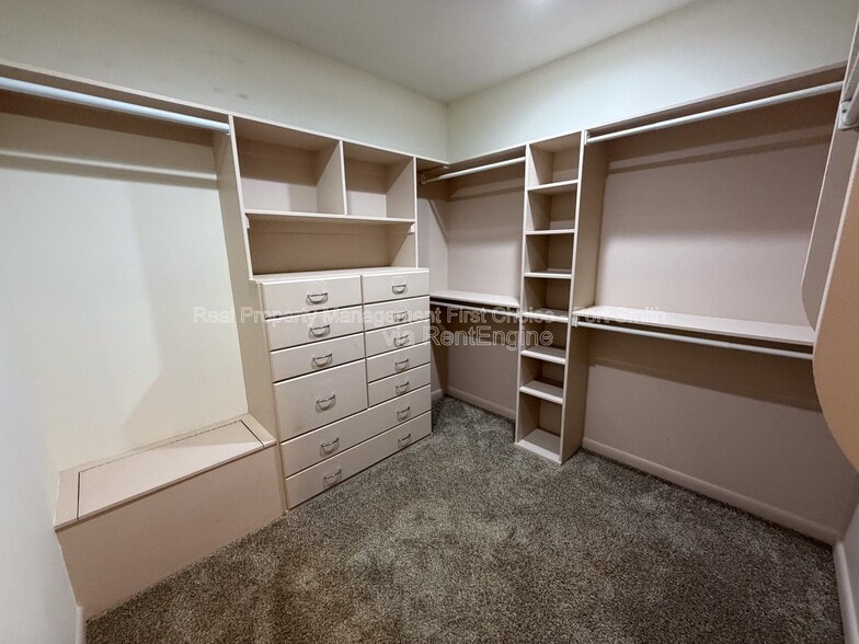 Building Photo - 1901 S 72nd St