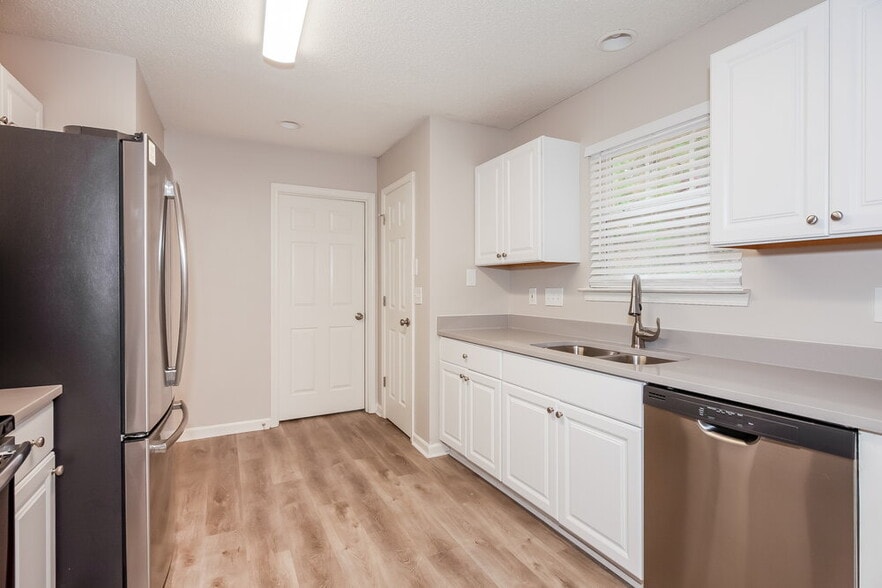 Building Photo - 905 Grassy Patch Ln