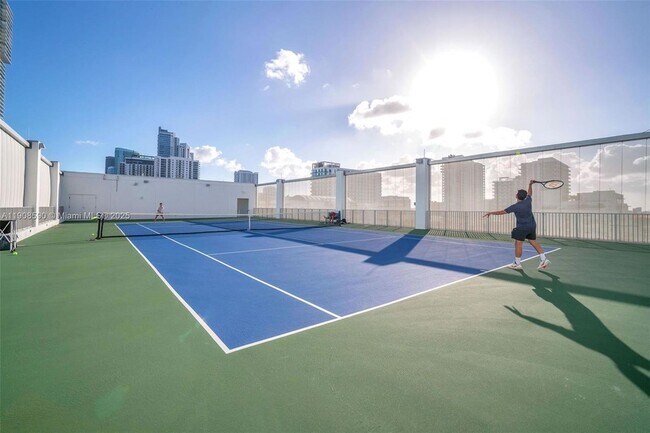 Building Photo - 700 NE 26th Terrace