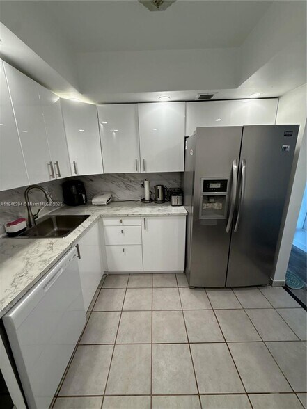 Building Photo - 2017 S Ocean Dr