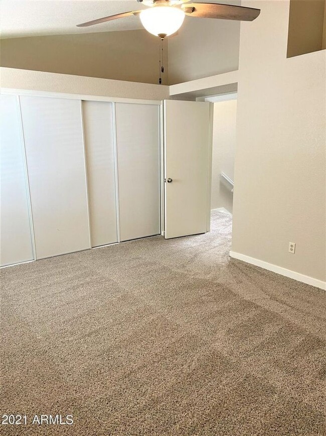 Building Photo - Remodeled 2 bed/1.5 bath townhome in the s...